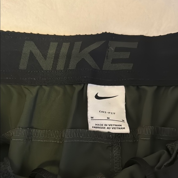 Nike Men's Army/Olive Green Shorts - Picture 2 of 3
